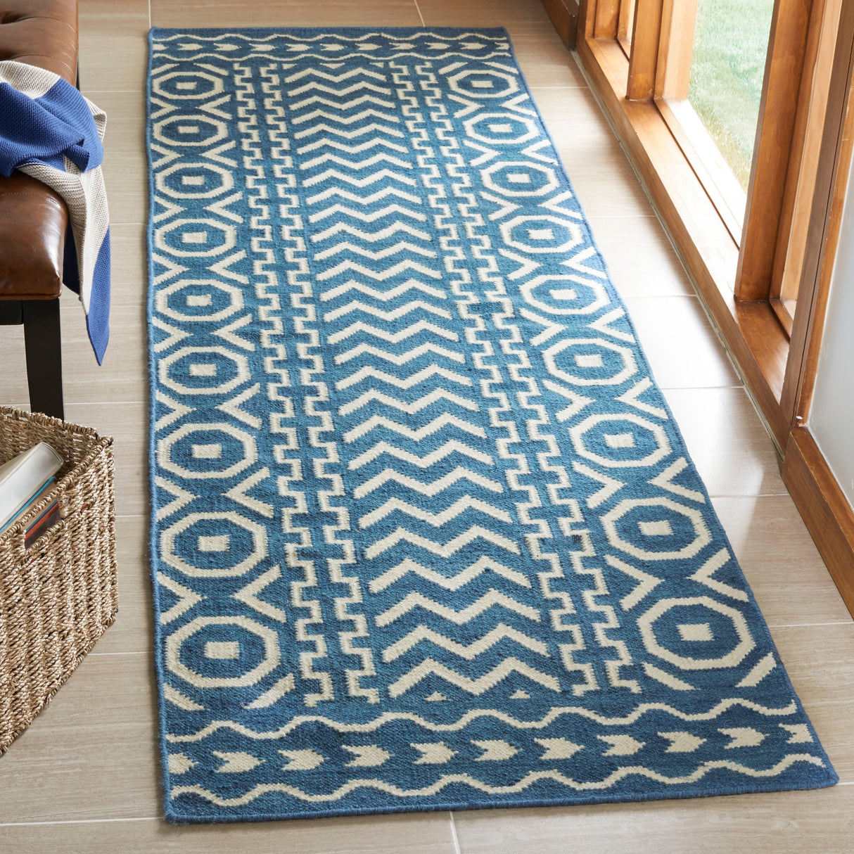 SAFAVIEH Handmade Flatweave Dhurries Krustina Modern Wool Rug