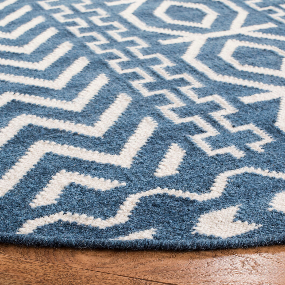 SAFAVIEH Handmade Flatweave Dhurries Krustina Modern Wool Rug