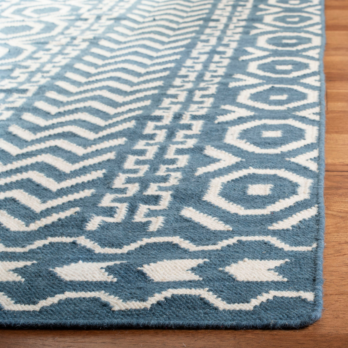 SAFAVIEH Handmade Flatweave Dhurries Krustina Modern Wool Rug