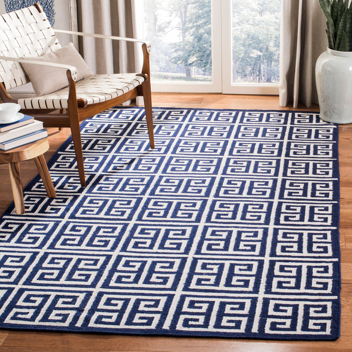 SAFAVIEH Handmade Flatweave Dhurries Oliga Modern Wool Rug