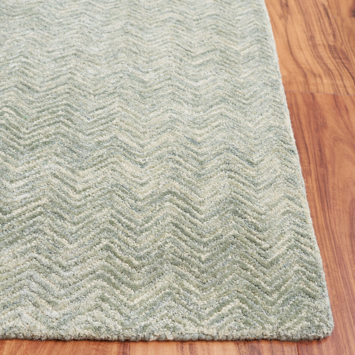 SAFAVIEH Handmade Glamour Ostilia Chevron Viscose Rug