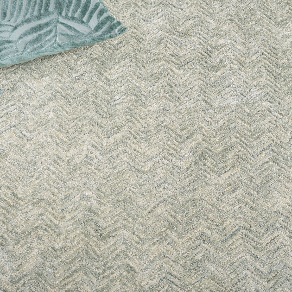 SAFAVIEH Handmade Glamour Ostilia Chevron Viscose Rug