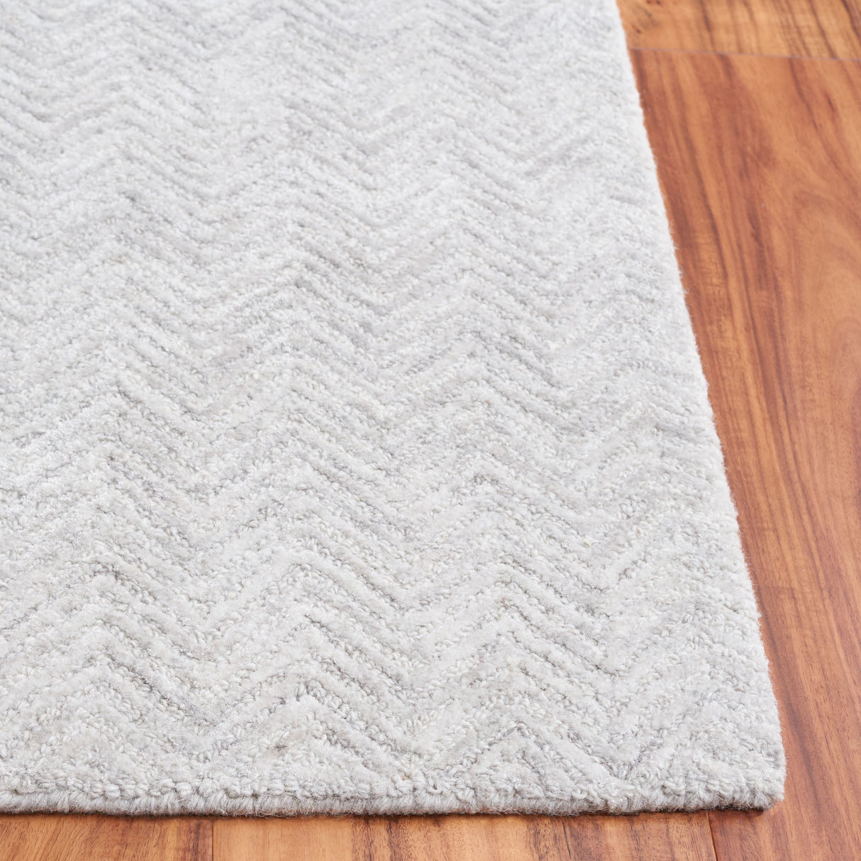 SAFAVIEH Handmade Glamour Ostilia Chevron Viscose Rug