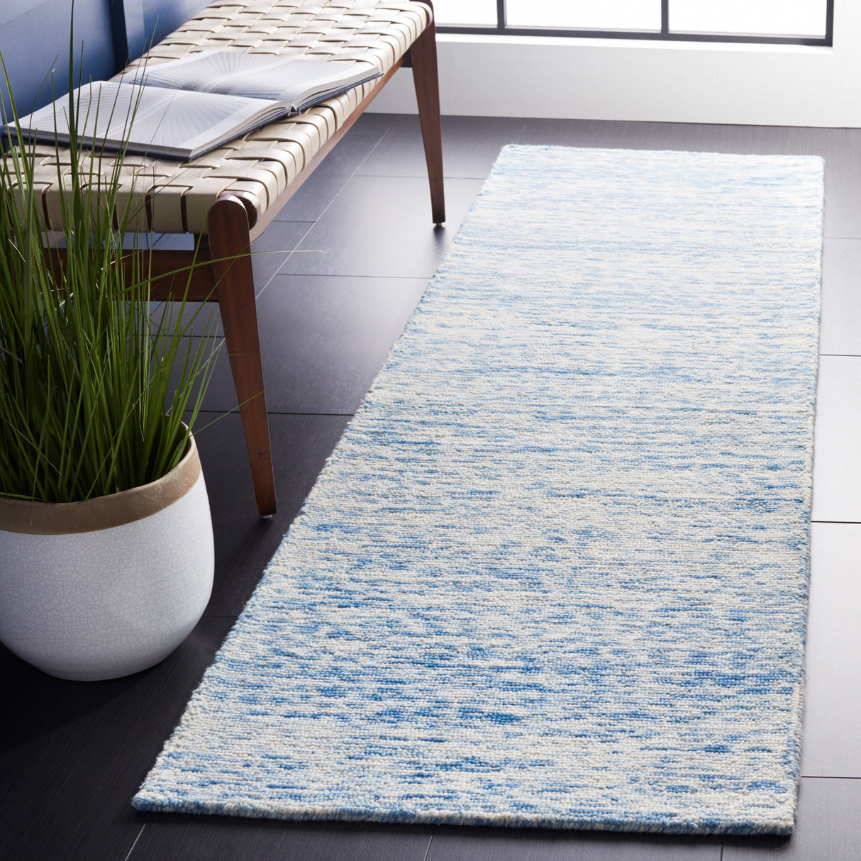 SAFAVIEH Handmade Himalaya Joanneke Modern Wool Rug