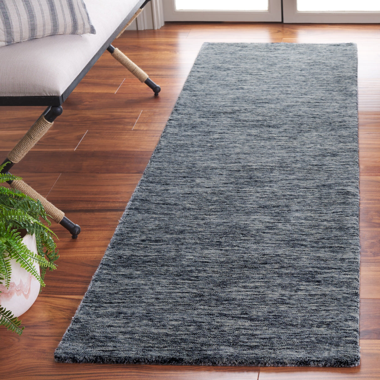 SAFAVIEH Handmade Himalaya Kalahari Solid Wool Rug