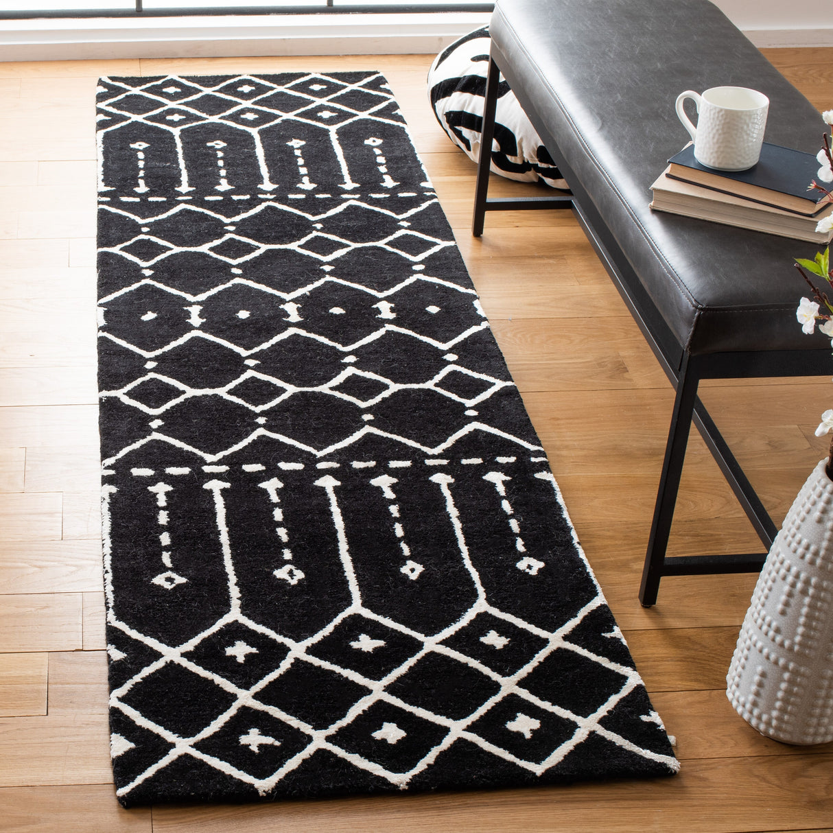 SAFAVIEH Handmade Himalaya Parasols Modern Wool Rug