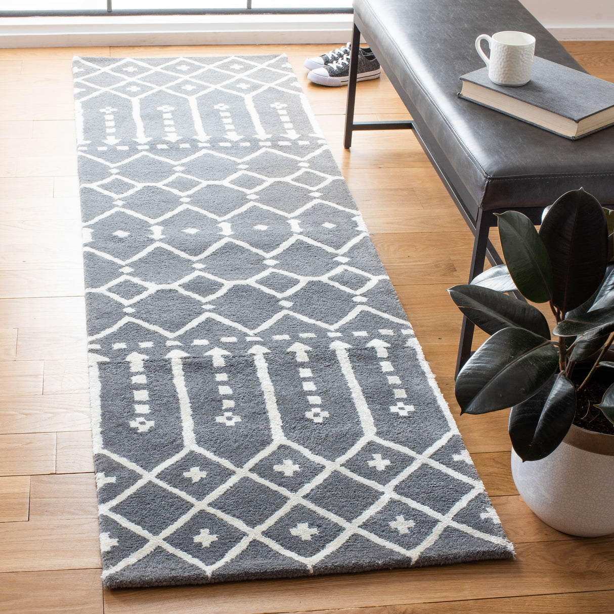 SAFAVIEH Handmade Himalaya Parasols Modern Wool Rug