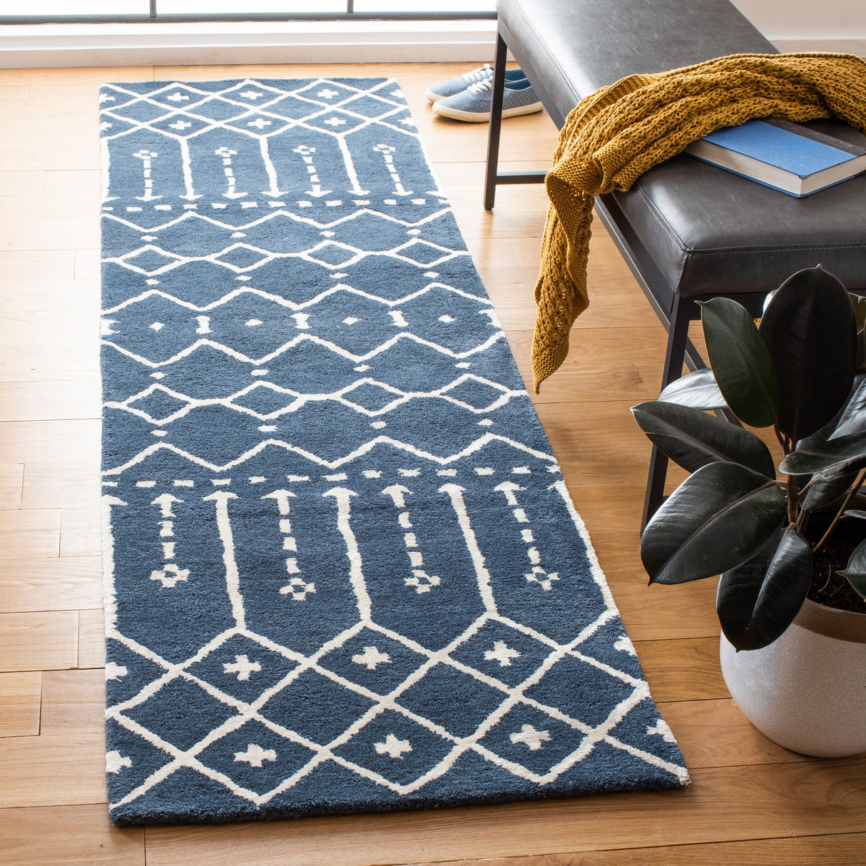 SAFAVIEH Handmade Himalaya Parasols Modern Wool Rug