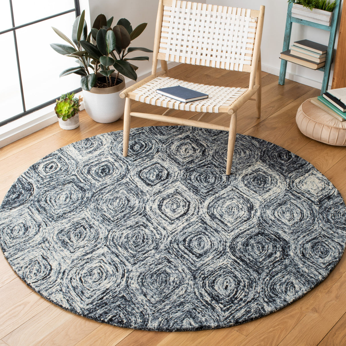 SAFAVIEH Handmade Ikat Lilija Wool Rug