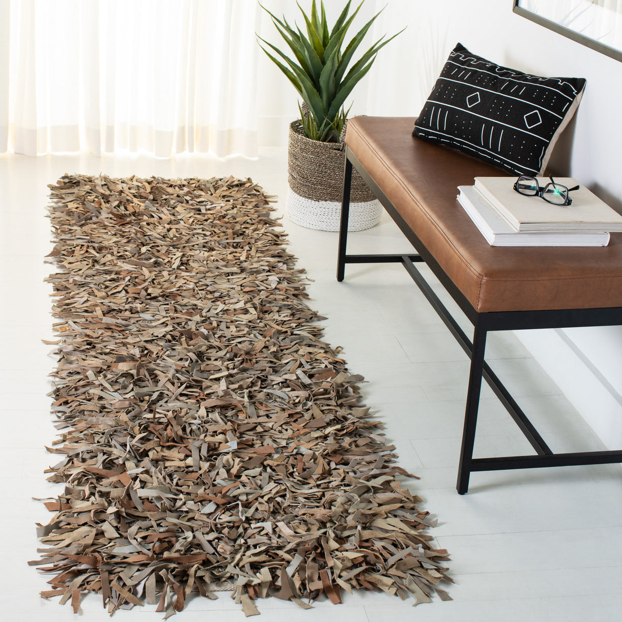 SAFAVIEH Handmade Leather Shag Blayne Modern Leather Rug