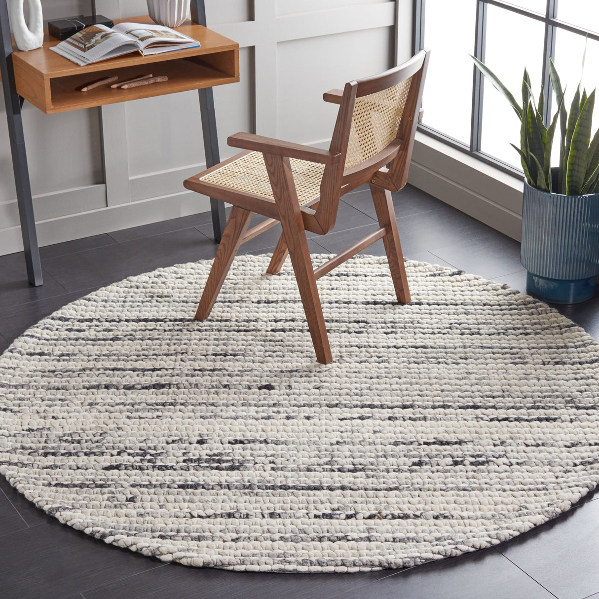 SAFAVIEH Handmade Marbella Katrein Wool Rug