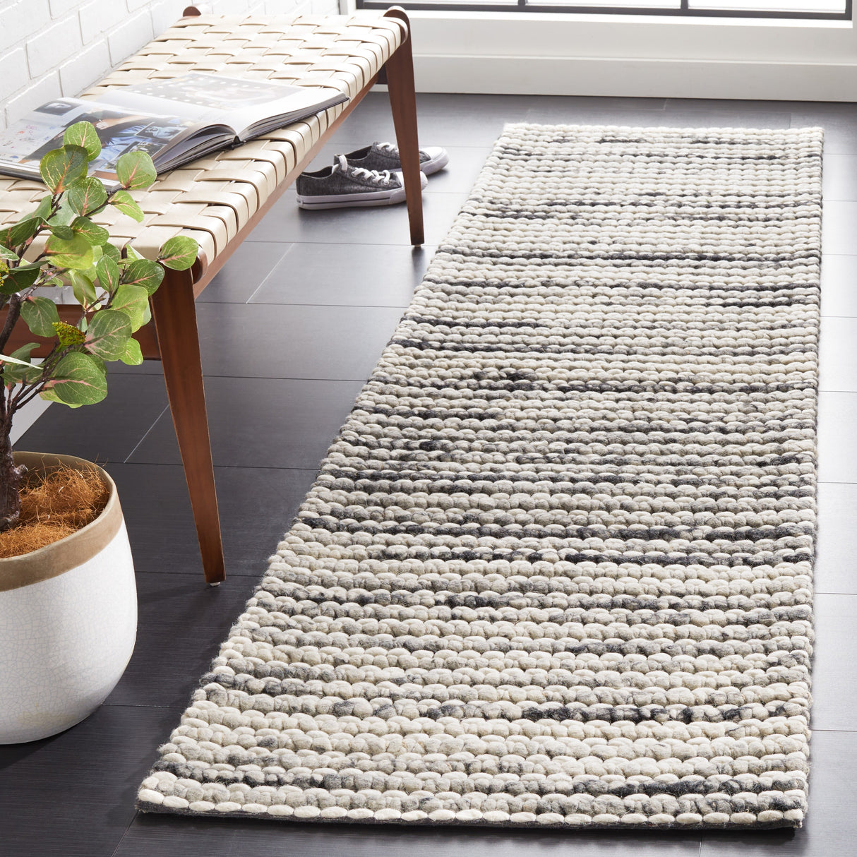 SAFAVIEH Handmade Marbella Katrein Wool Rug