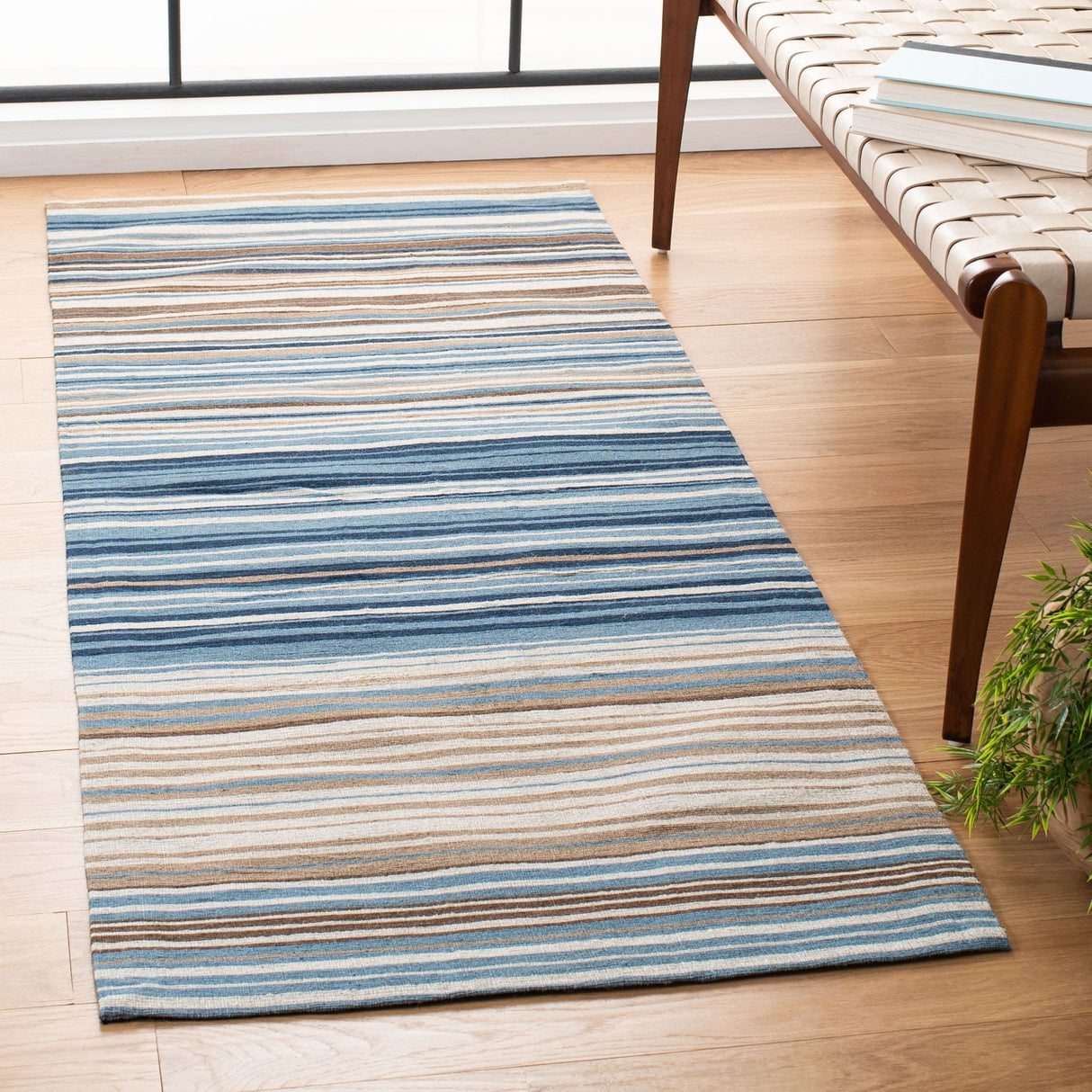 SAFAVIEH Handmade Marbella Mediha Modern Wool Rug