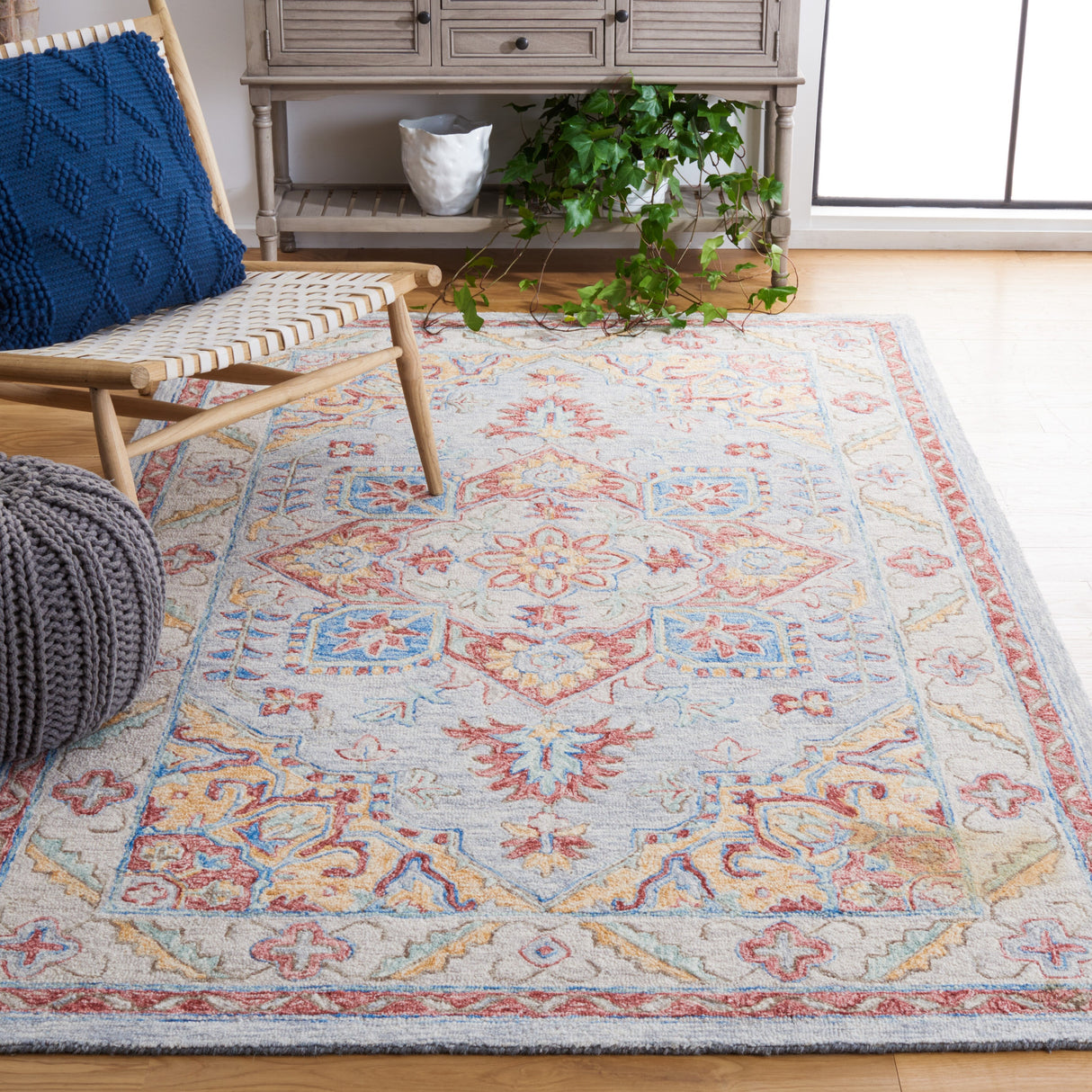 SAFAVIEH Handmade Metro Bert Medallion Wool Rug