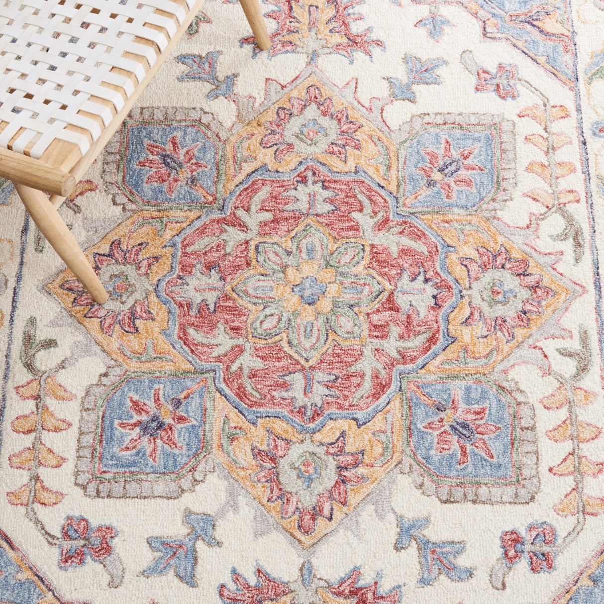 SAFAVIEH Handmade Metro Bert Medallion Wool Rug