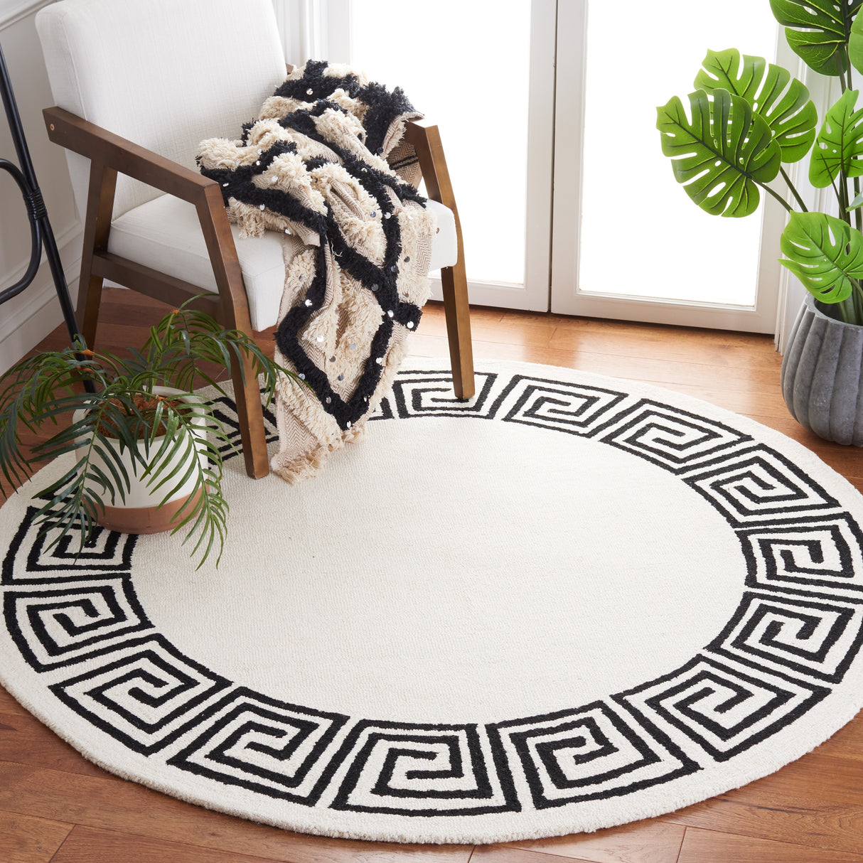 SAFAVIEH Handmade Metro Saeko Greek Key Border Wool Rug