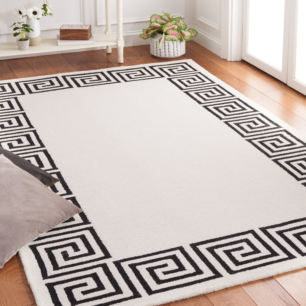 SAFAVIEH Handmade Metro Saeko Greek Key Border Wool Rug