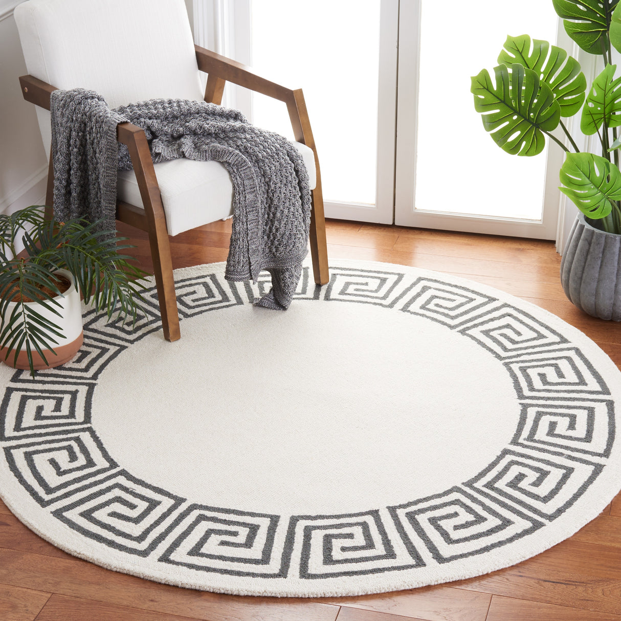 SAFAVIEH Handmade Metro Saeko Greek Key Border Wool Rug