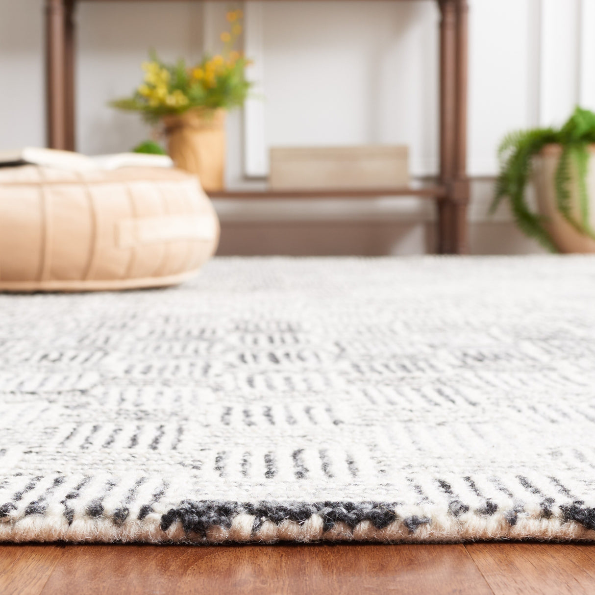 SAFAVIEH Handmade Micro-Loop Caridad Transitional Wool Rug