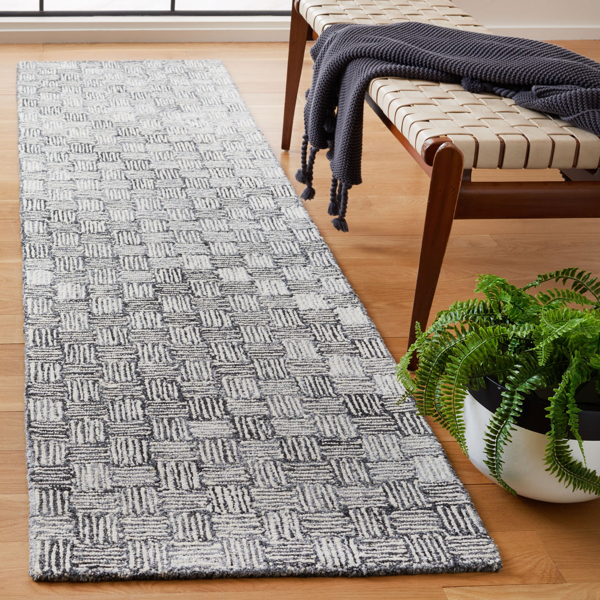 SAFAVIEH Handmade Micro-Loop Caridad Transitional Wool Rug