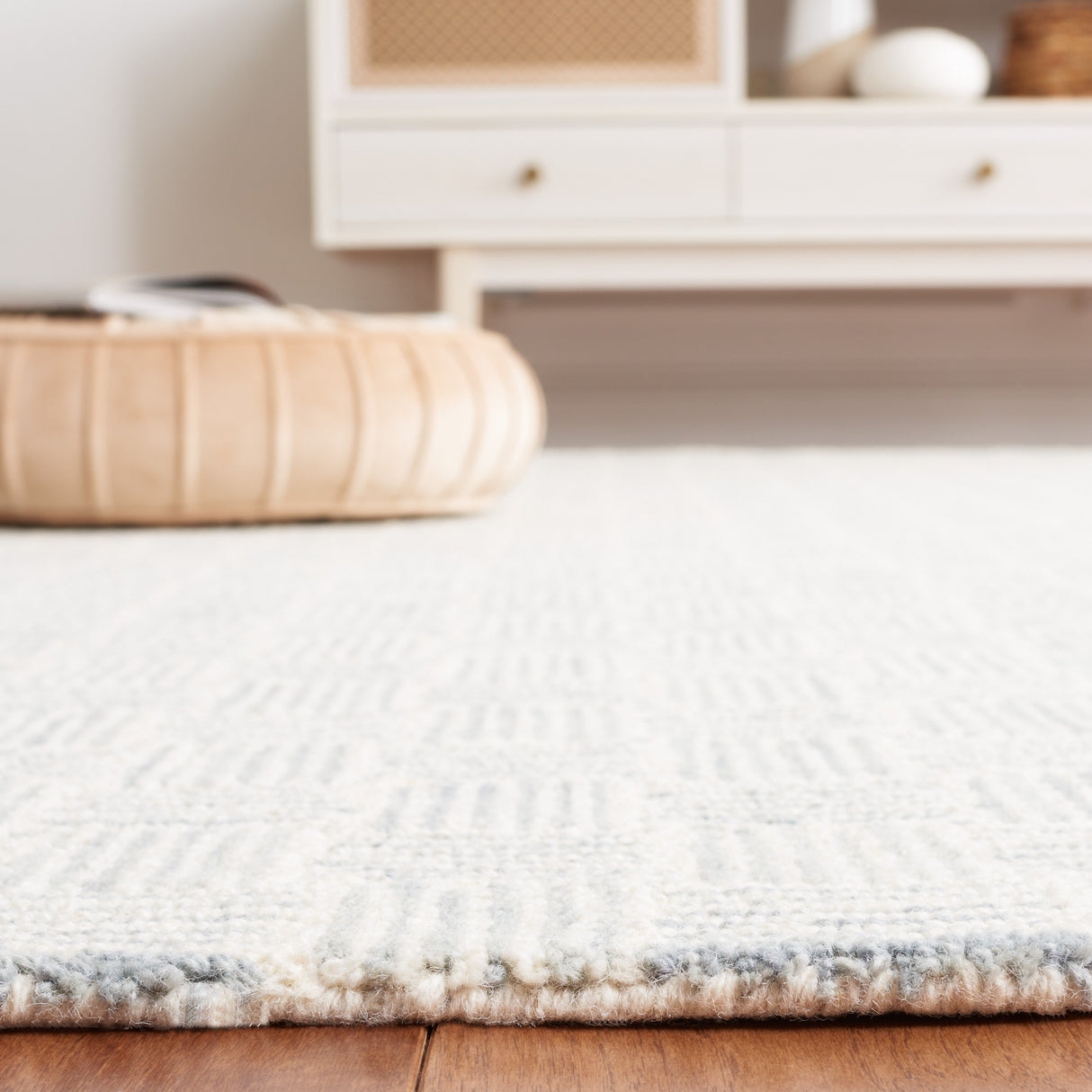 SAFAVIEH Handmade Micro-Loop Caridad Transitional Wool Rug