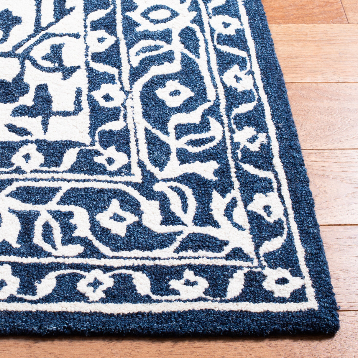 SAFAVIEH Handmade Micro-Loop Domitilla Wool Rug