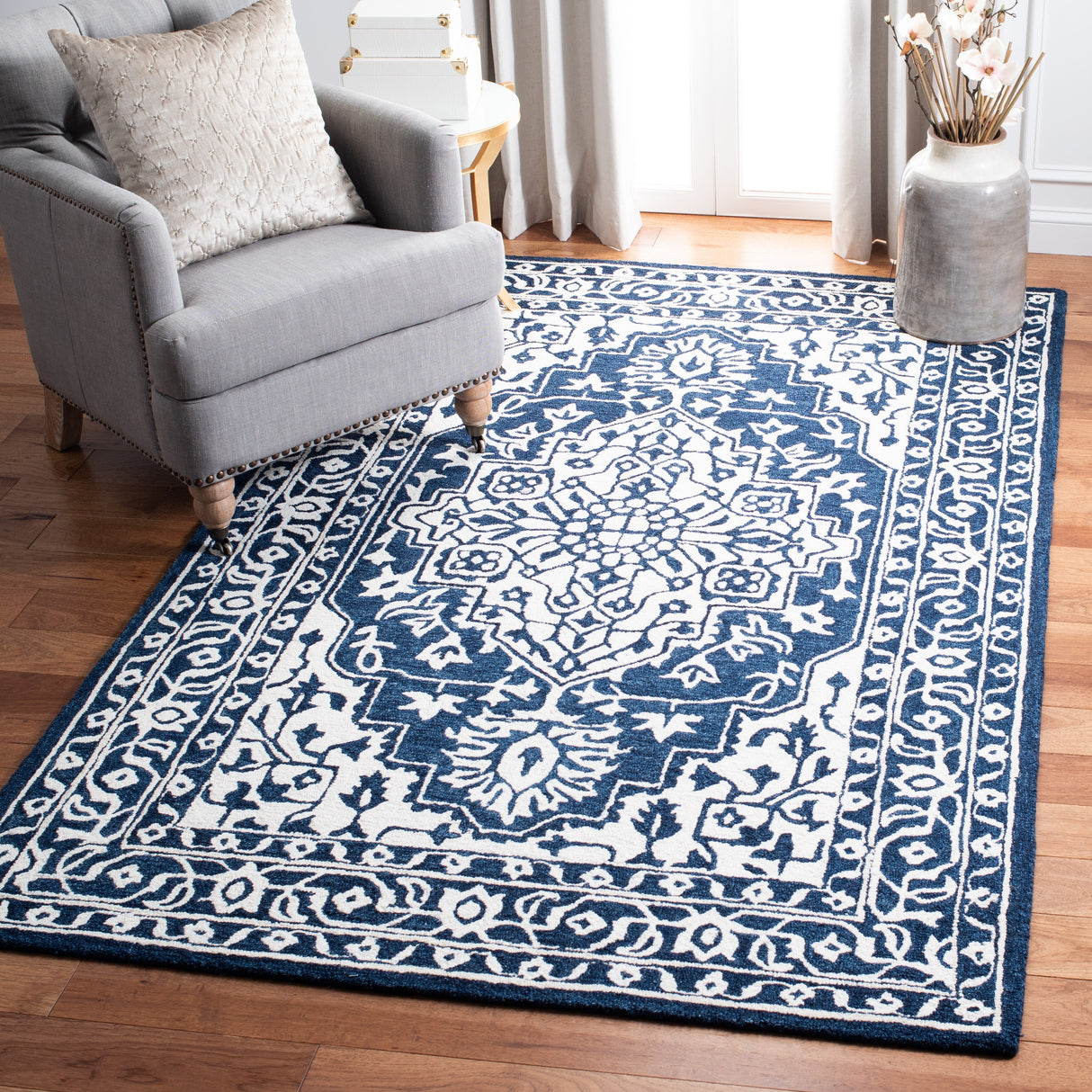 SAFAVIEH Handmade Micro-Loop Domitilla Wool Rug