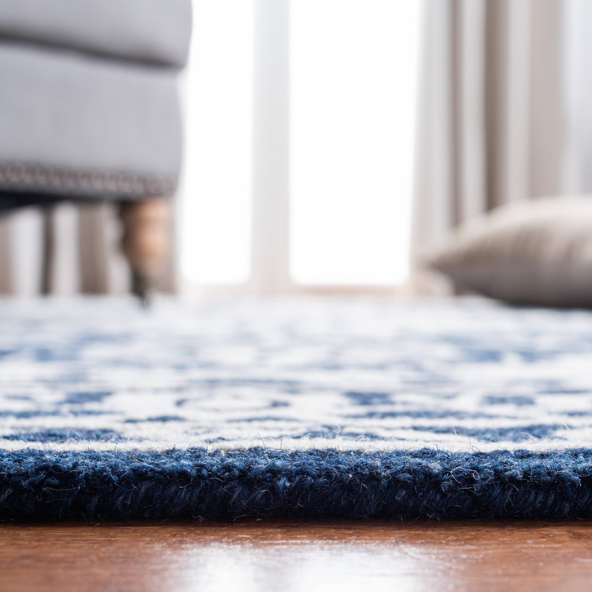 SAFAVIEH Handmade Micro-Loop Domitilla Wool Rug