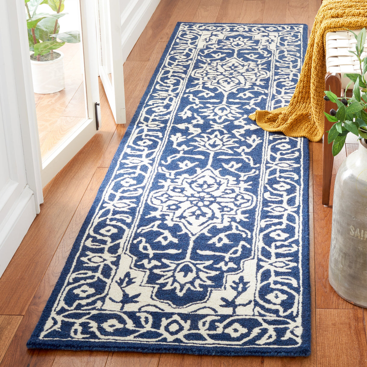 SAFAVIEH Handmade Micro-Loop Domitilla Wool Rug