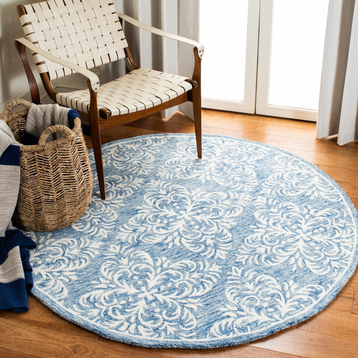 SAFAVIEH Handmade Micro-Loop Egne Wool Rug