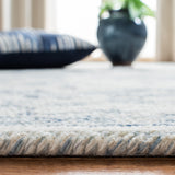 SAFAVIEH Handmade Micro-Loop Gertraut Wool Rug