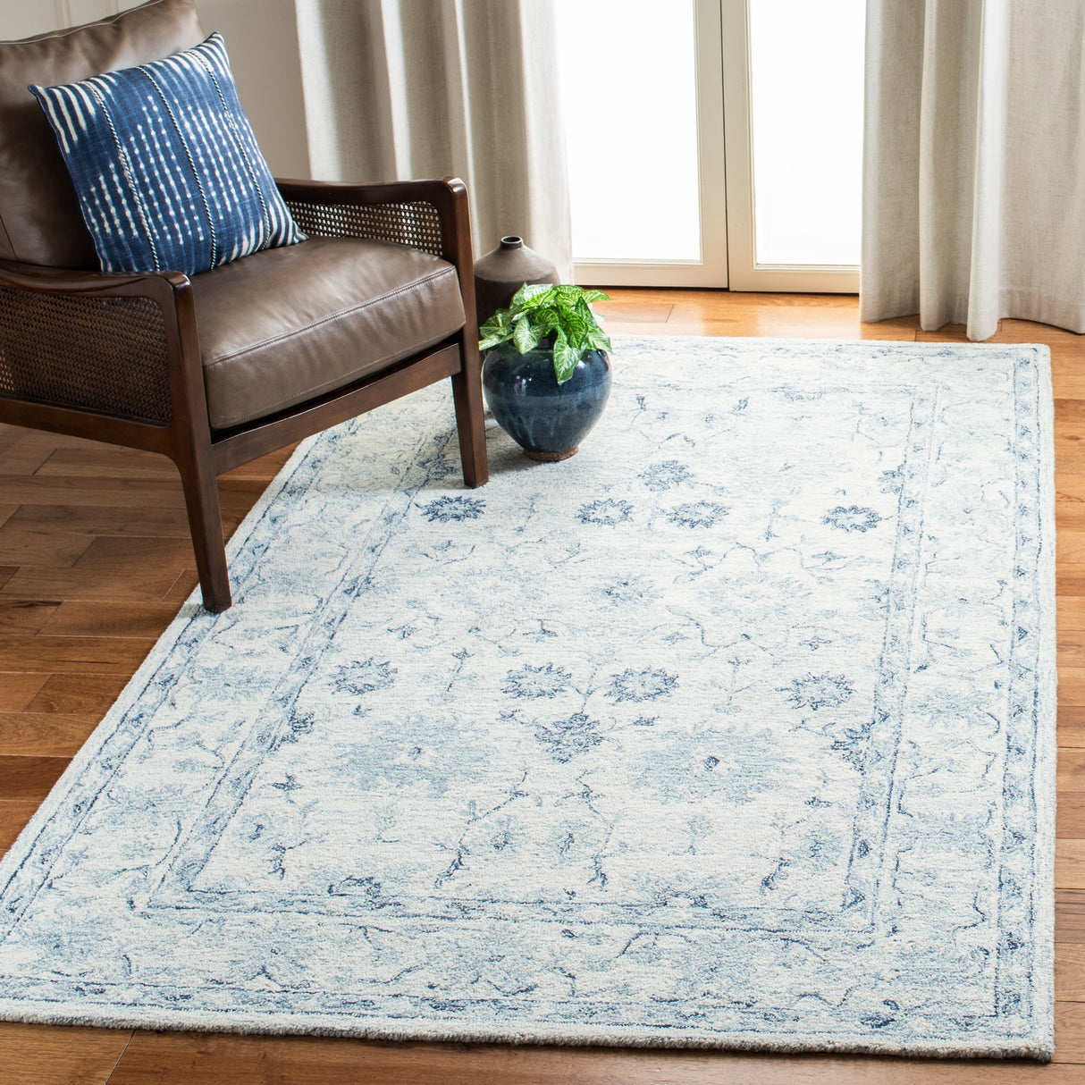 SAFAVIEH Handmade Micro-Loop Gertraut Wool Rug