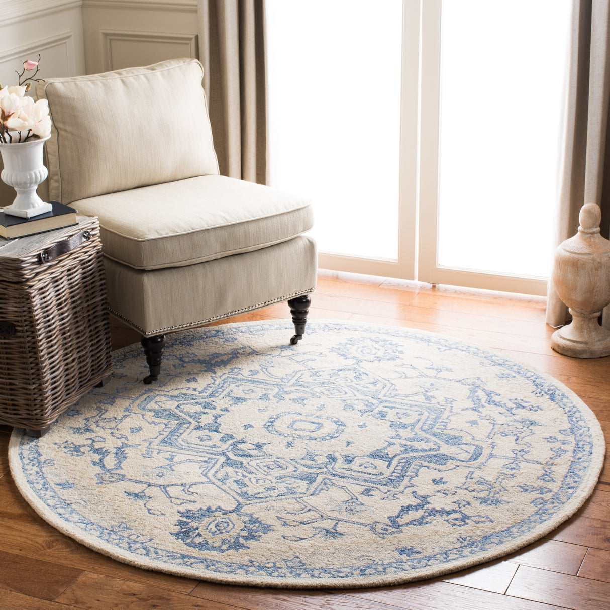 SAFAVIEH Handmade Micro-Loop Gulseven Medallion Wool Rug