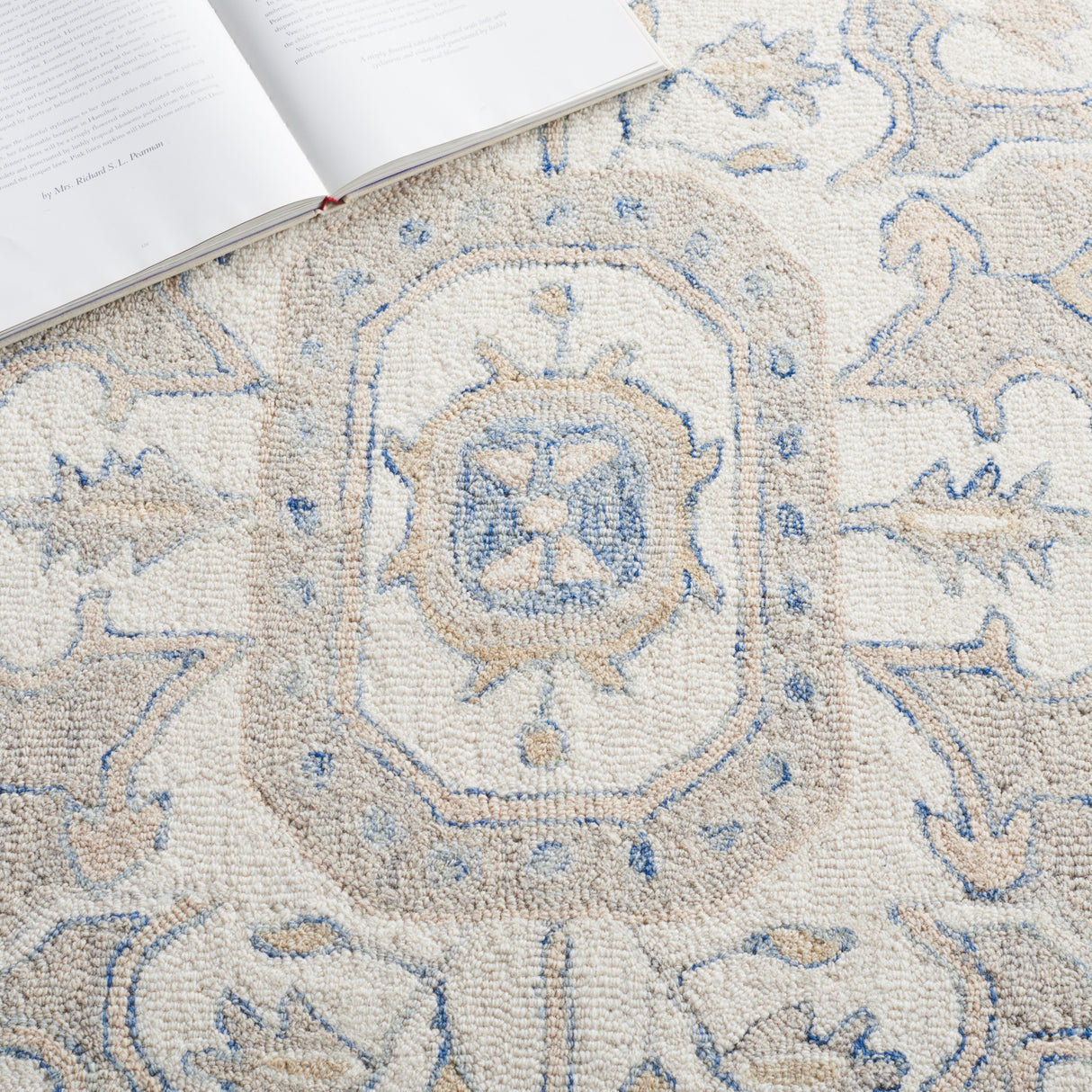 SAFAVIEH Handmade Micro-Loop Gulseven Medallion Wool Rug