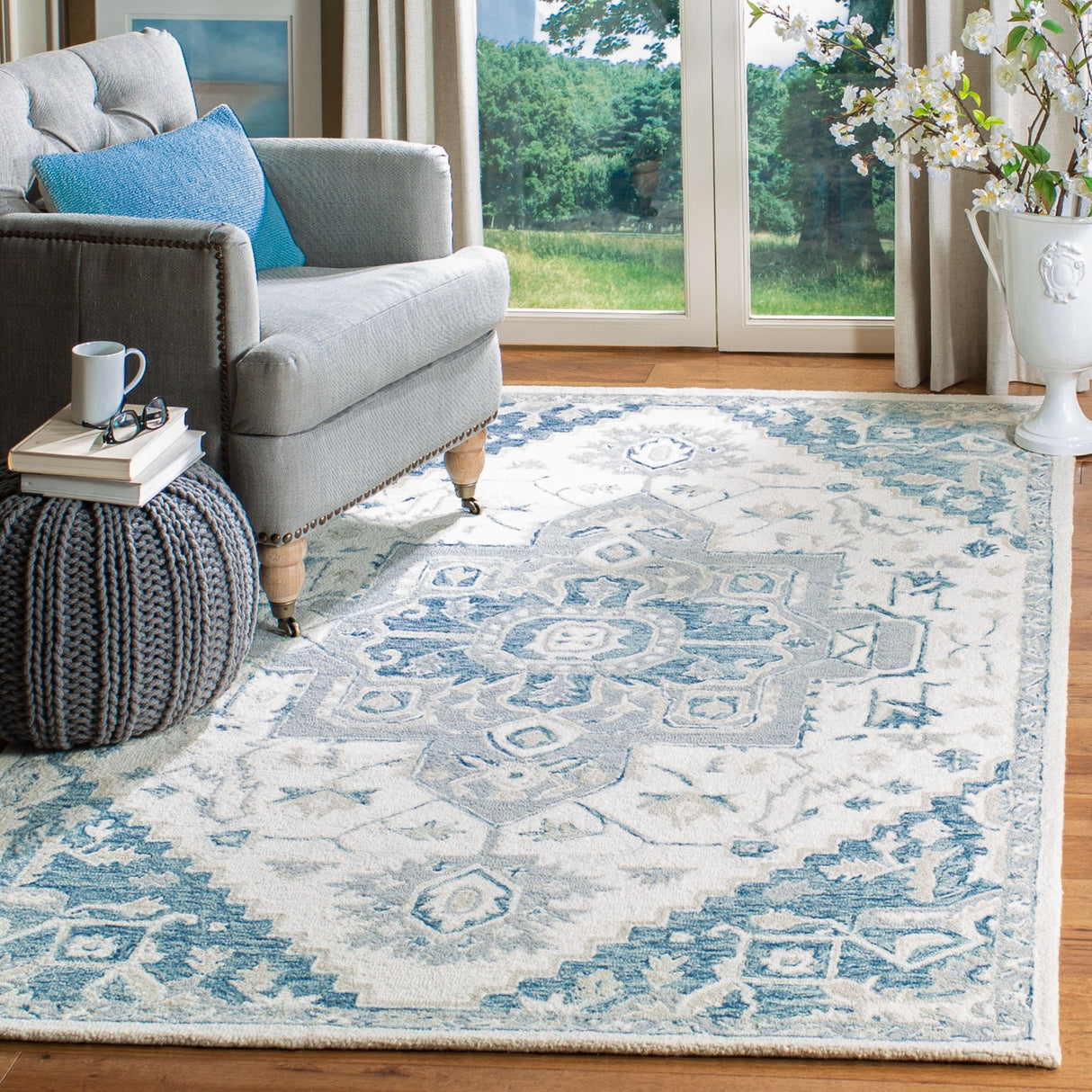 SAFAVIEH Handmade Micro-Loop Gulseven Medallion Wool Rug