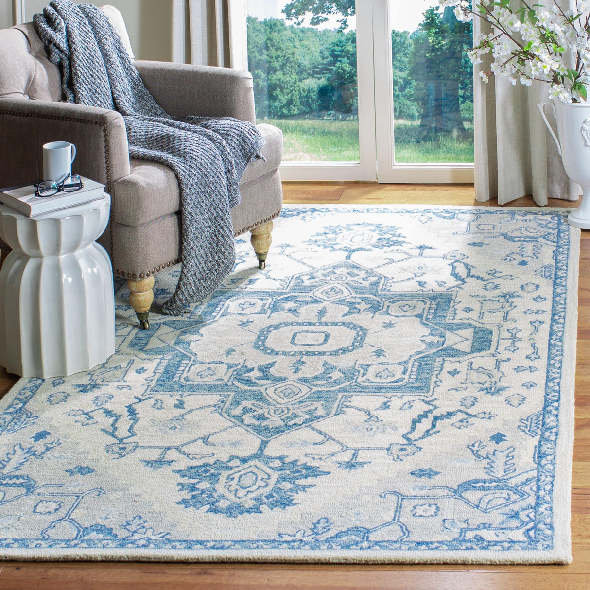 SAFAVIEH Handmade Micro-Loop Gulseven Medallion Wool Rug