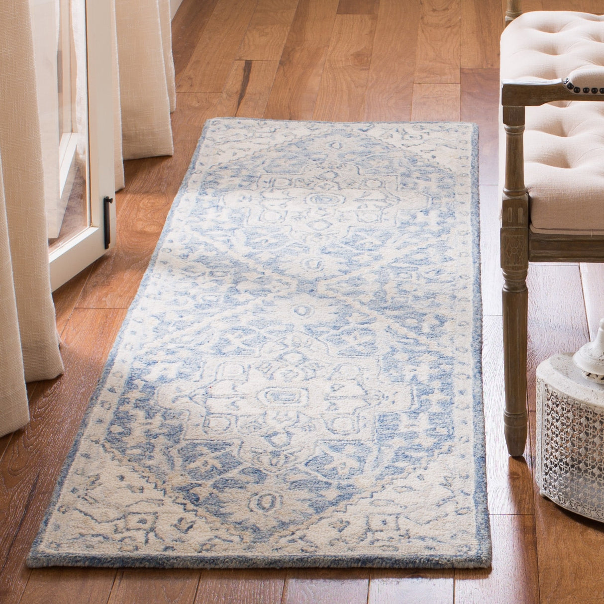 SAFAVIEH Handmade Micro-Loop Gulseven Medallion Wool Rug