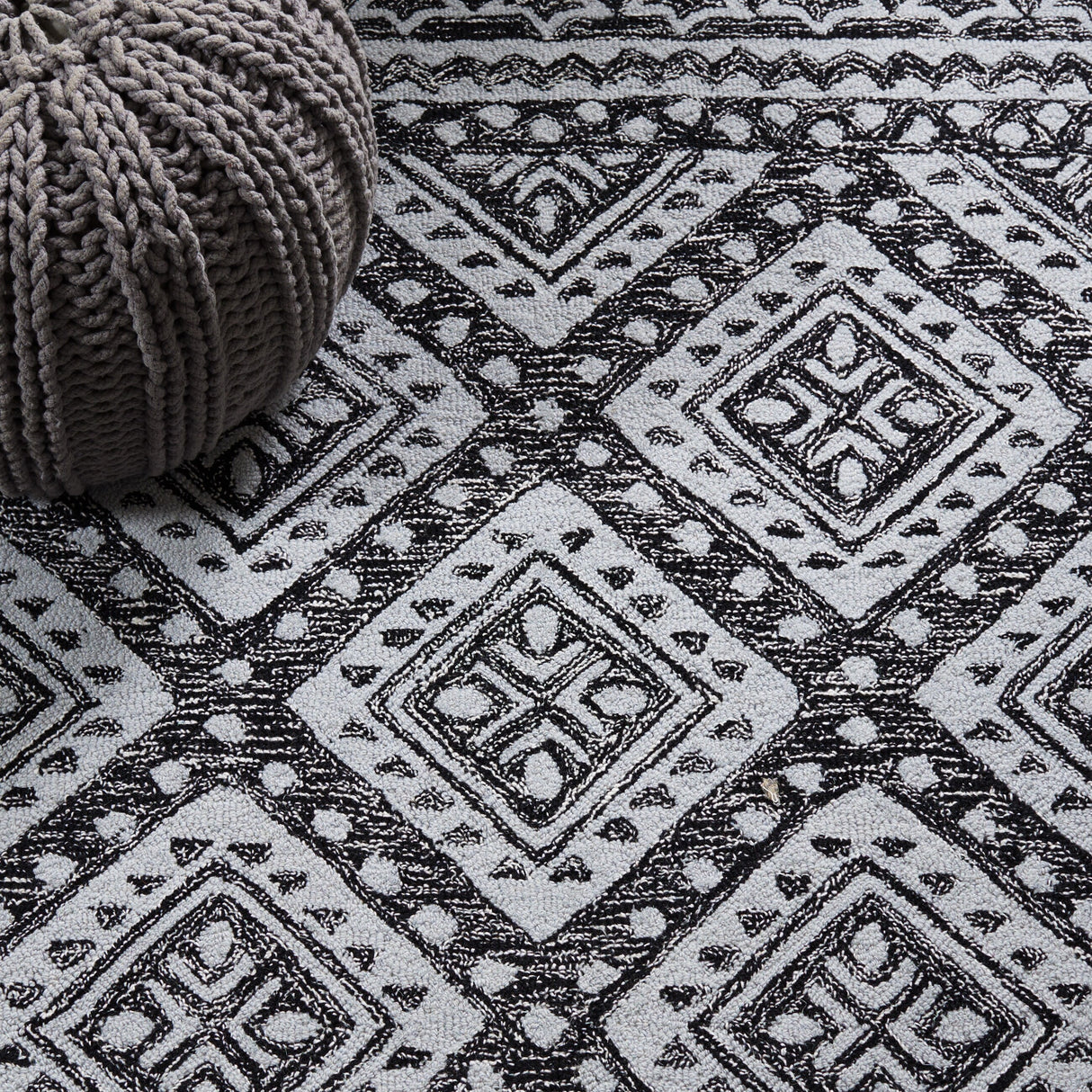 SAFAVIEH Handmade Micro-Loop Kobie Wool Rug