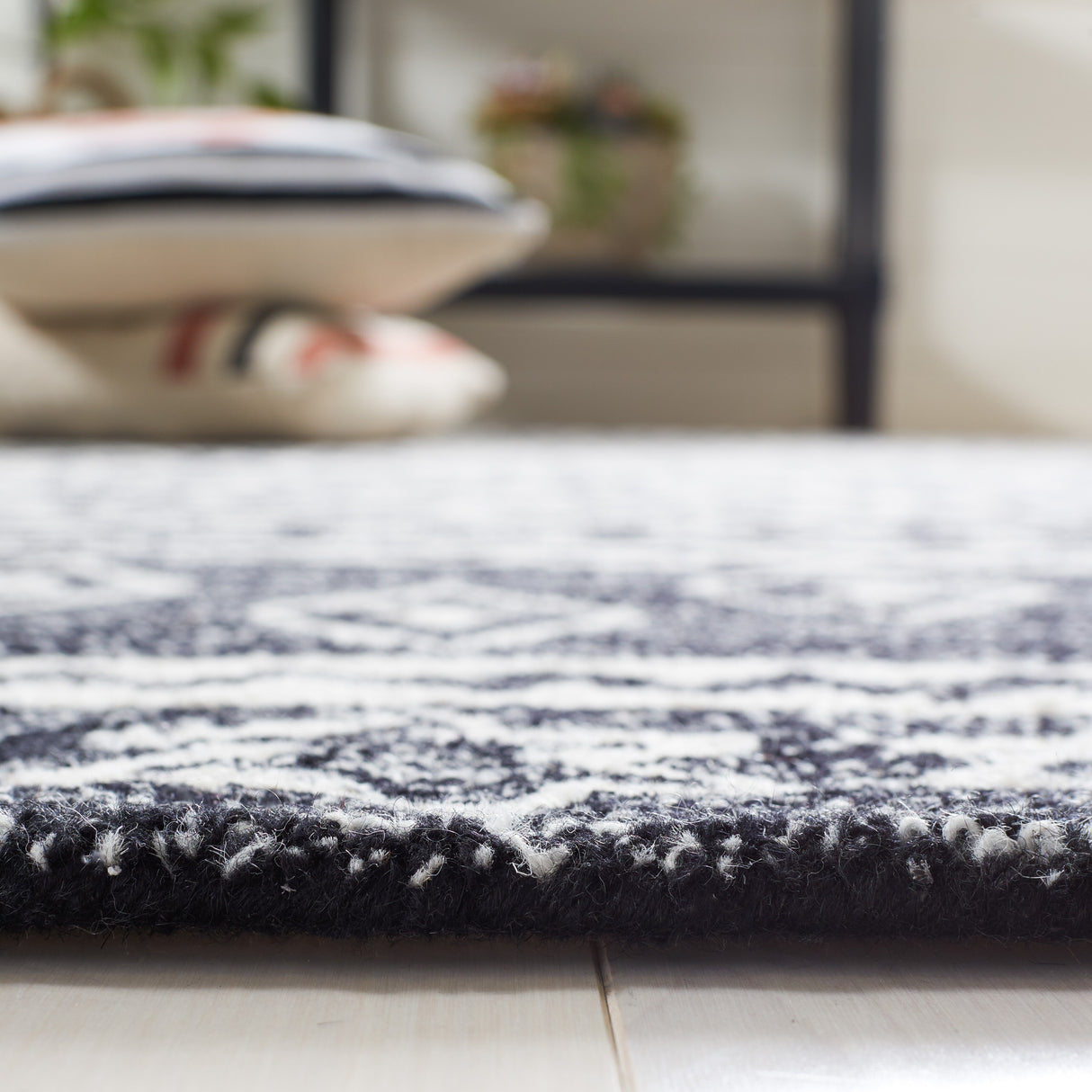 SAFAVIEH Handmade Micro-Loop Kobie Wool Rug