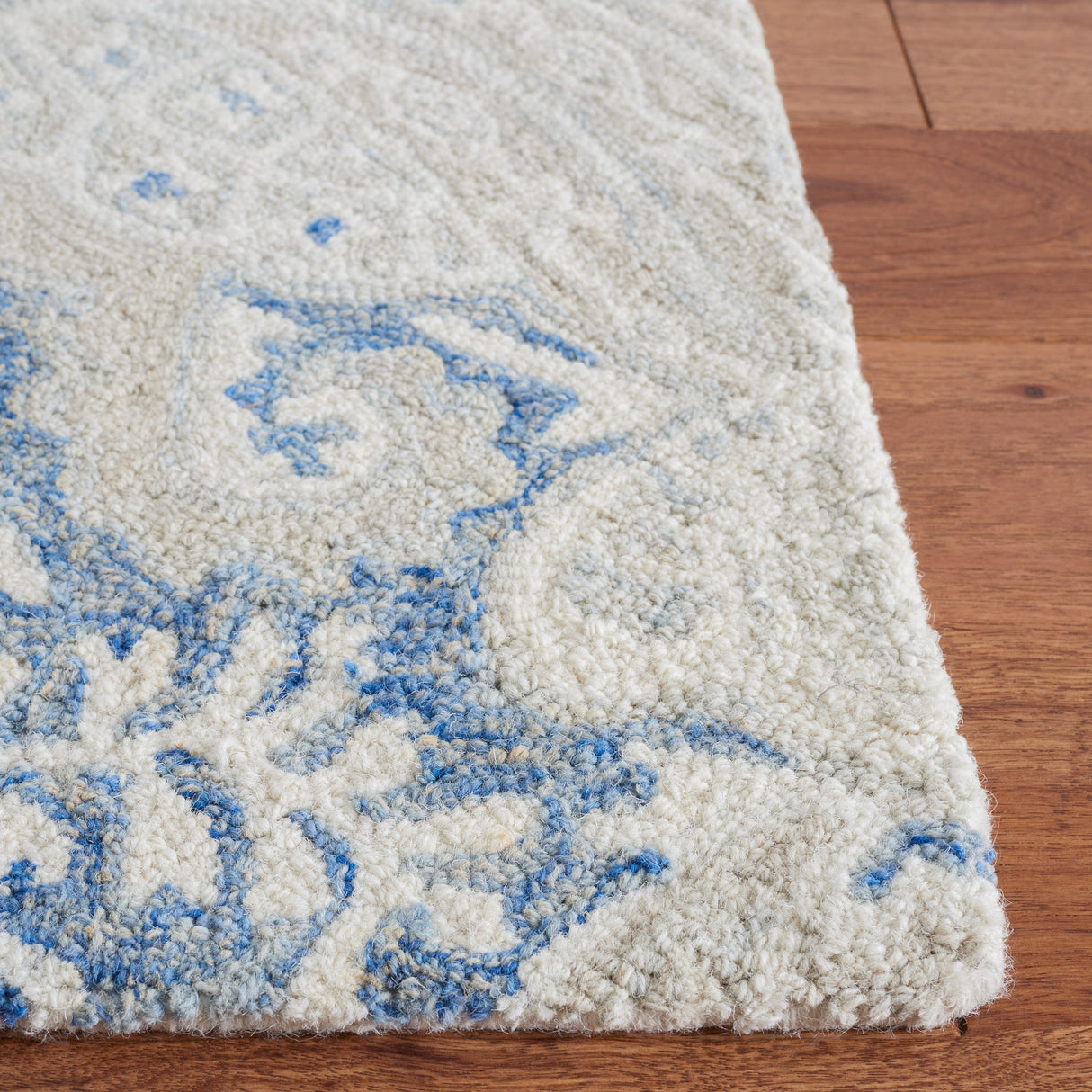 SAFAVIEH Handmade Micro-Loop Kolfinna Modern Wool Rug