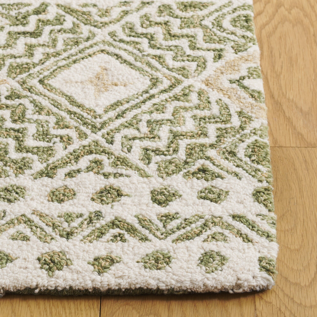 SAFAVIEH Handmade Micro-Loop Lutetia Wool Rug