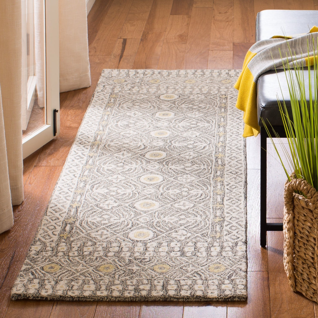 SAFAVIEH Handmade Micro-Loop Reglind Wool Rug