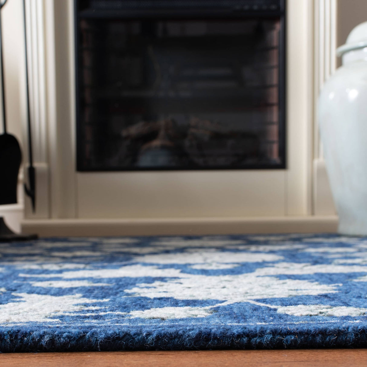 SAFAVIEH Handmade Micro-Loop Utta Wool Rug