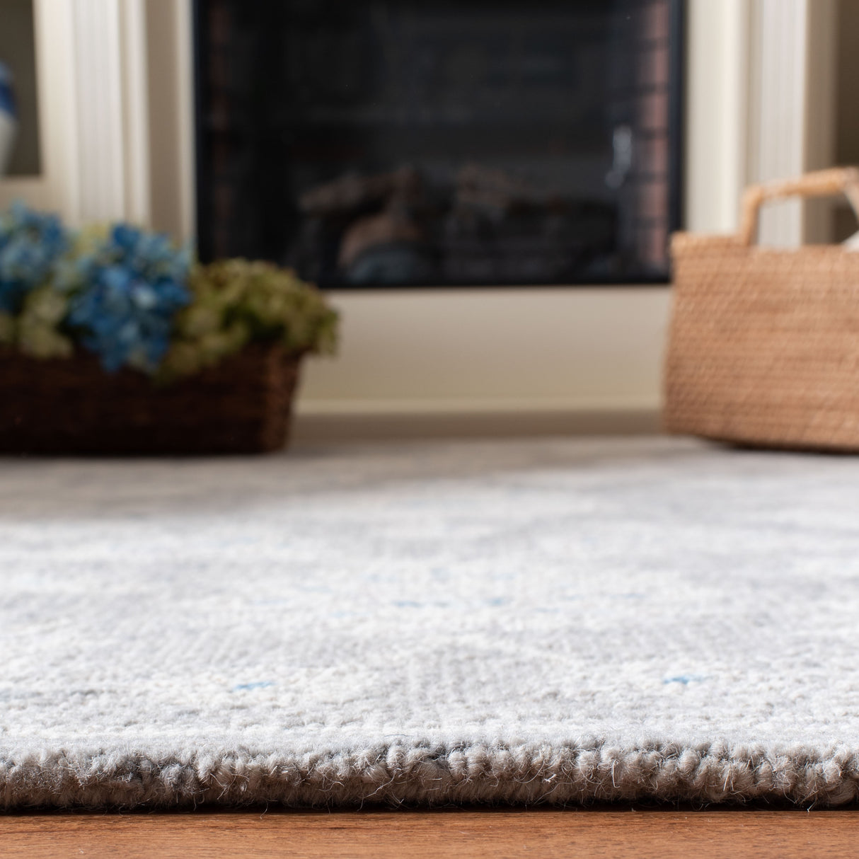 SAFAVIEH Handmade Micro-Loop Utta Wool Rug