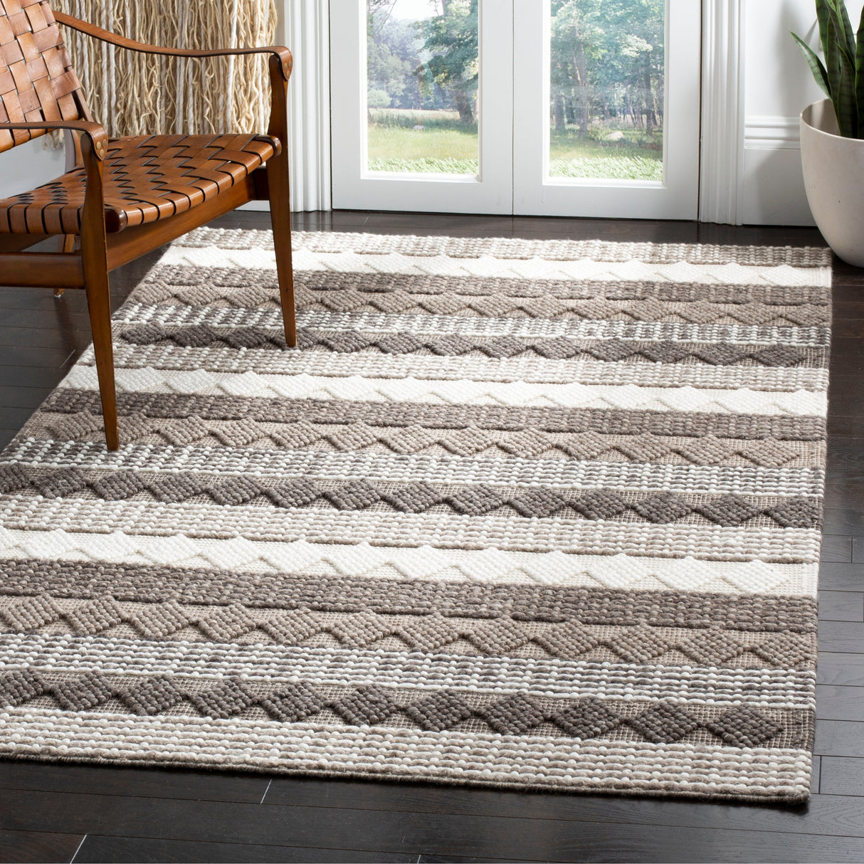 SAFAVIEH Handmade Natura Custodia Wool Rug