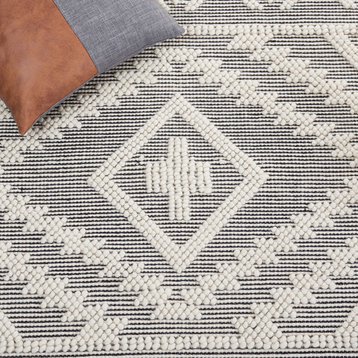 SAFAVIEH Handmade Natura Ingeruth Boho Wool Rug