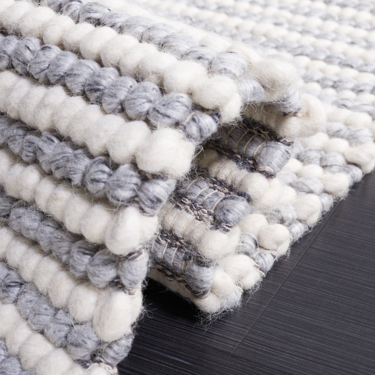 SAFAVIEH Handmade Natura Kinuko Wool Rug