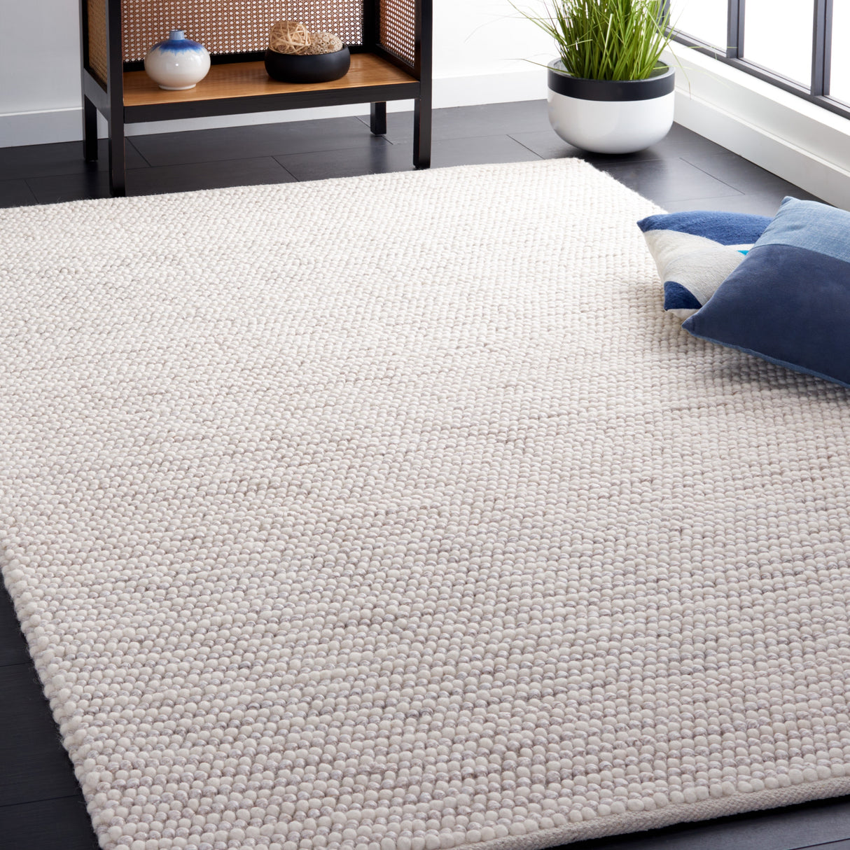 SAFAVIEH Handmade Natura Kinuko Wool Rug