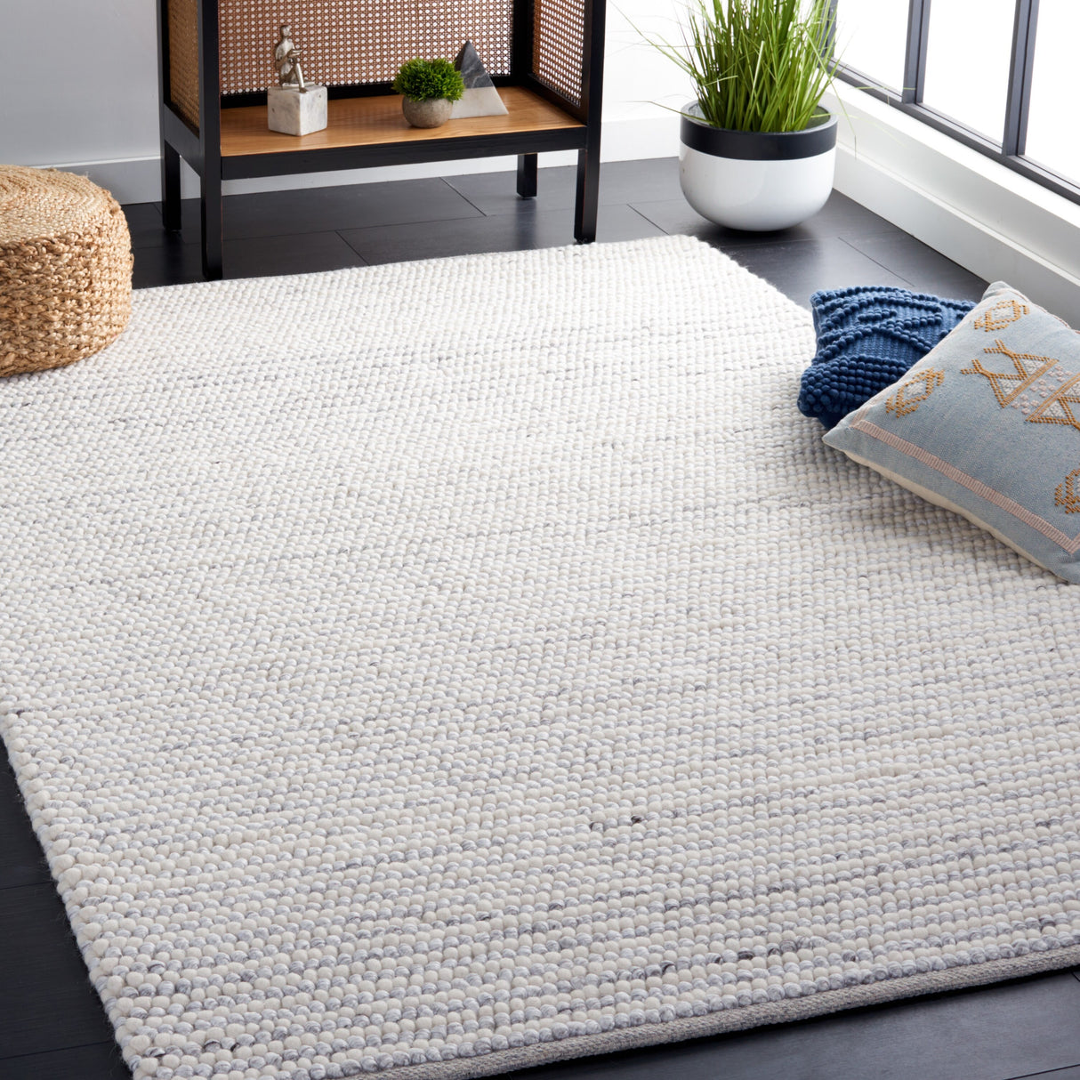 SAFAVIEH Handmade Natura Kinuko Wool Rug