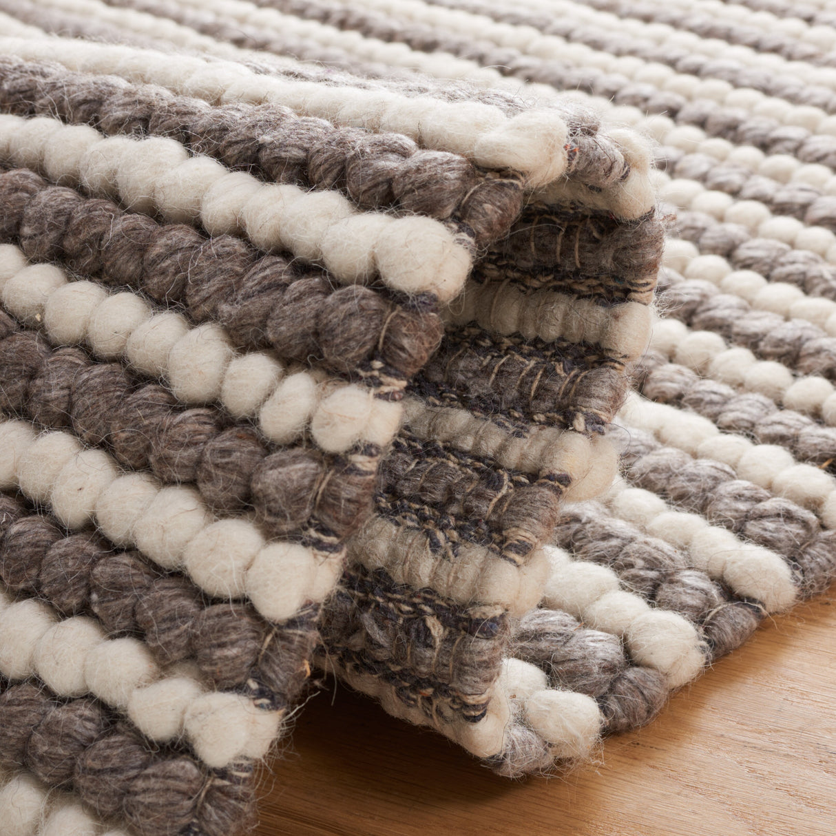 SAFAVIEH Handmade Natura Kinuko Wool Rug